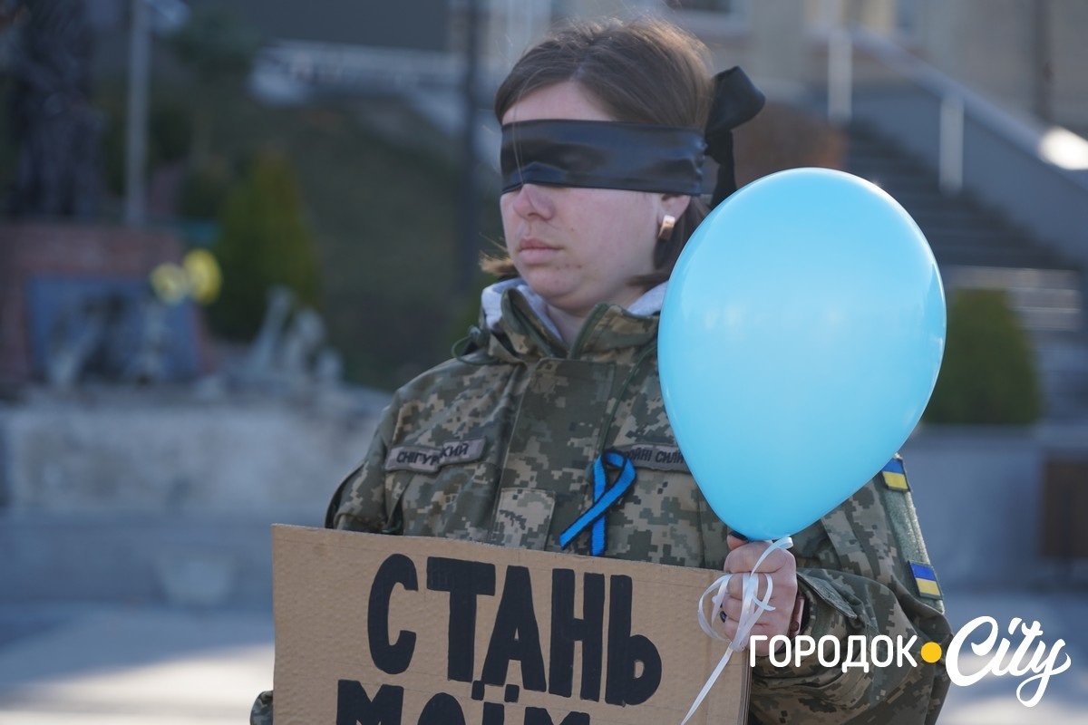 Між небом і землею. У Городку рідні зниклих безвісти воїнів запустили у небо сині й чорні кульки