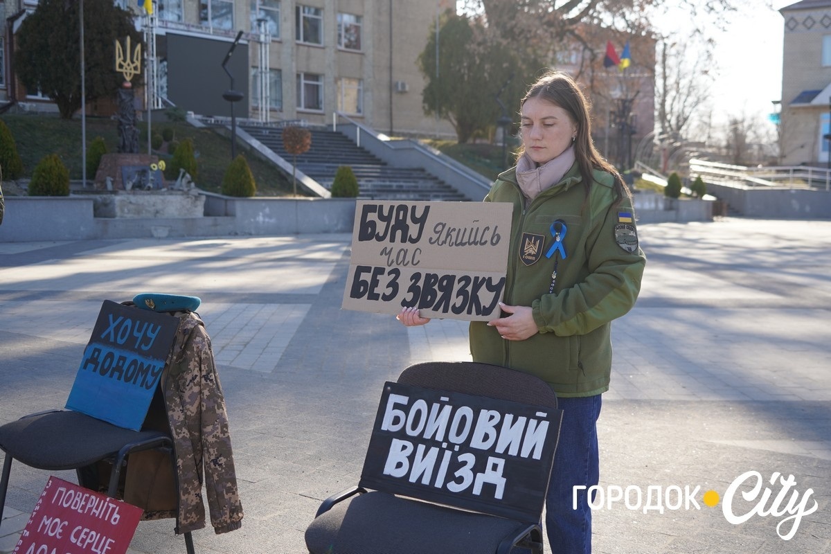 Між небом і землею. У Городку рідні зниклих безвісти воїнів запустили у небо сині й чорні кульки