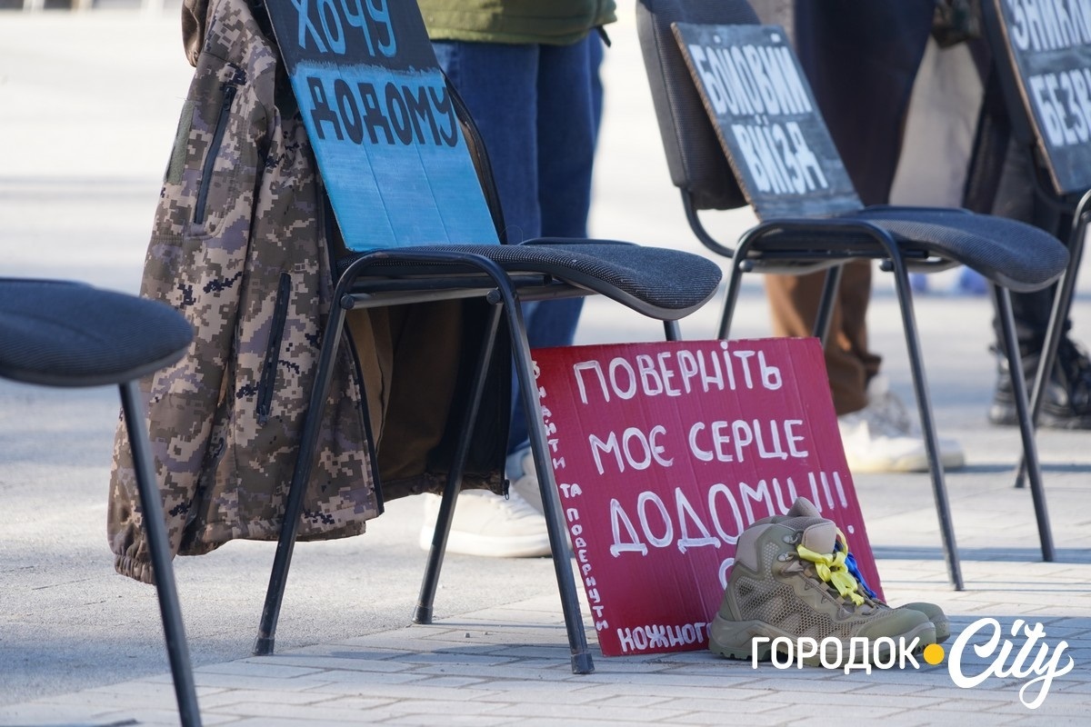 Між небом і землею. У Городку рідні зниклих безвісти воїнів запустили у небо сині й чорні кульки