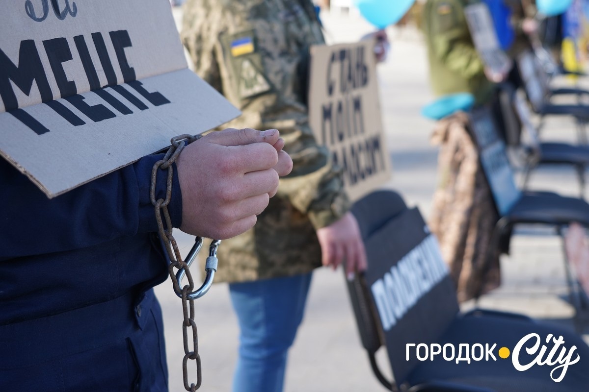 Між небом і землею. У Городку рідні зниклих безвісти воїнів запустили у небо сині й чорні кульки