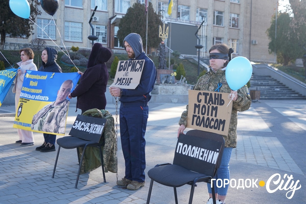 Між небом і землею. У Городку рідні зниклих безвісти воїнів запустили у небо сині й чорні кульки