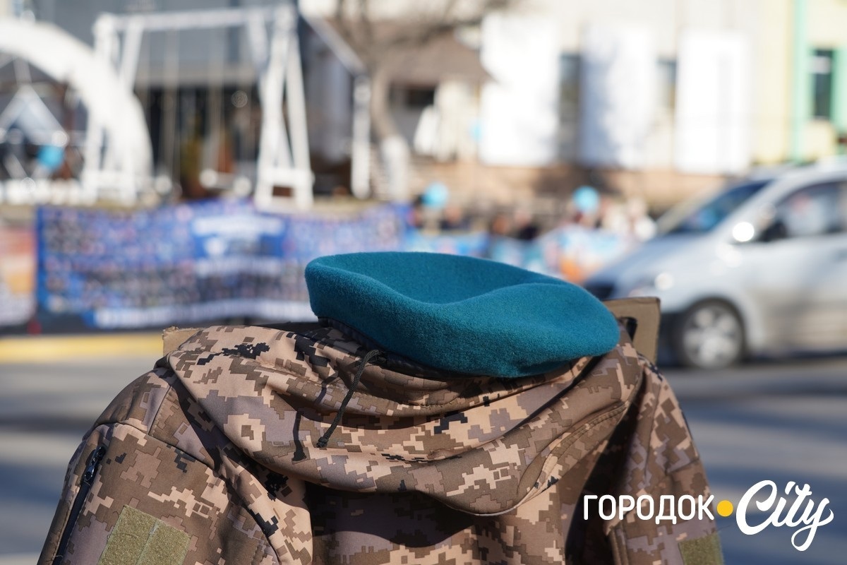 Між небом і землею. У Городку рідні зниклих безвісти воїнів запустили у небо сині й чорні кульки