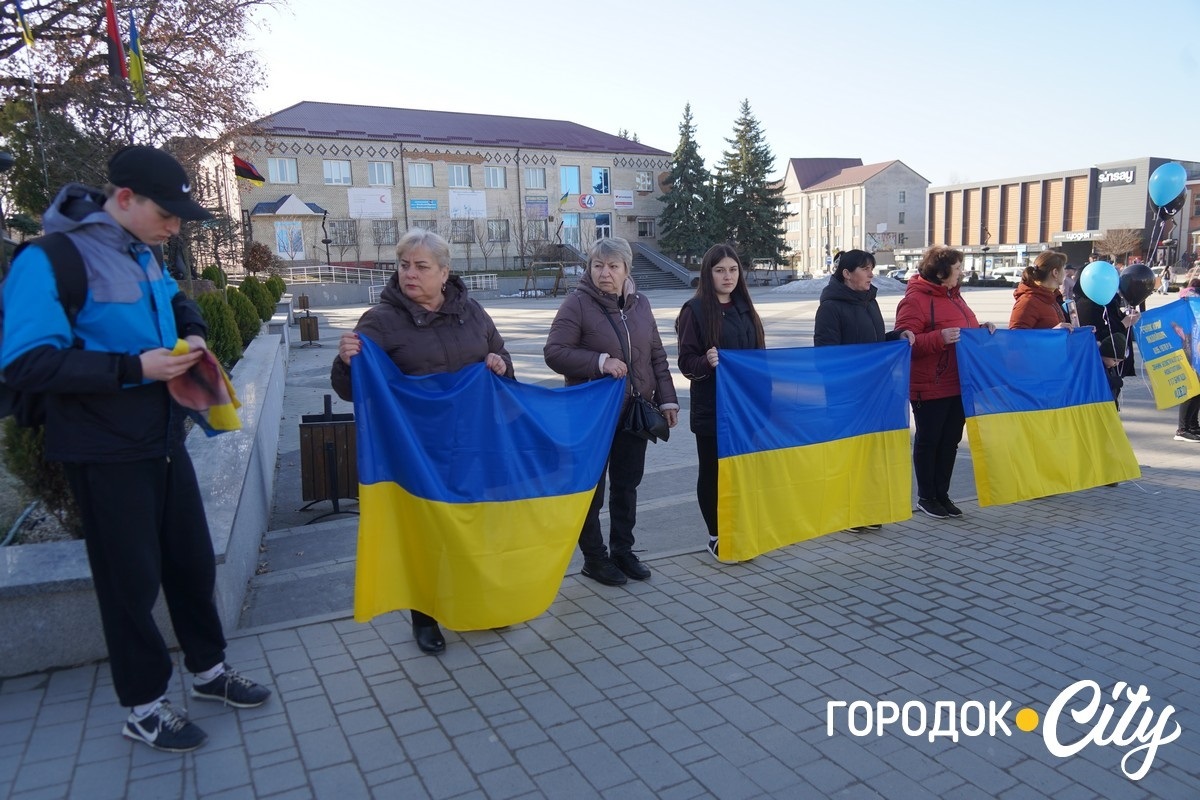 Між небом і землею. У Городку рідні зниклих безвісти воїнів запустили у небо сині й чорні кульки