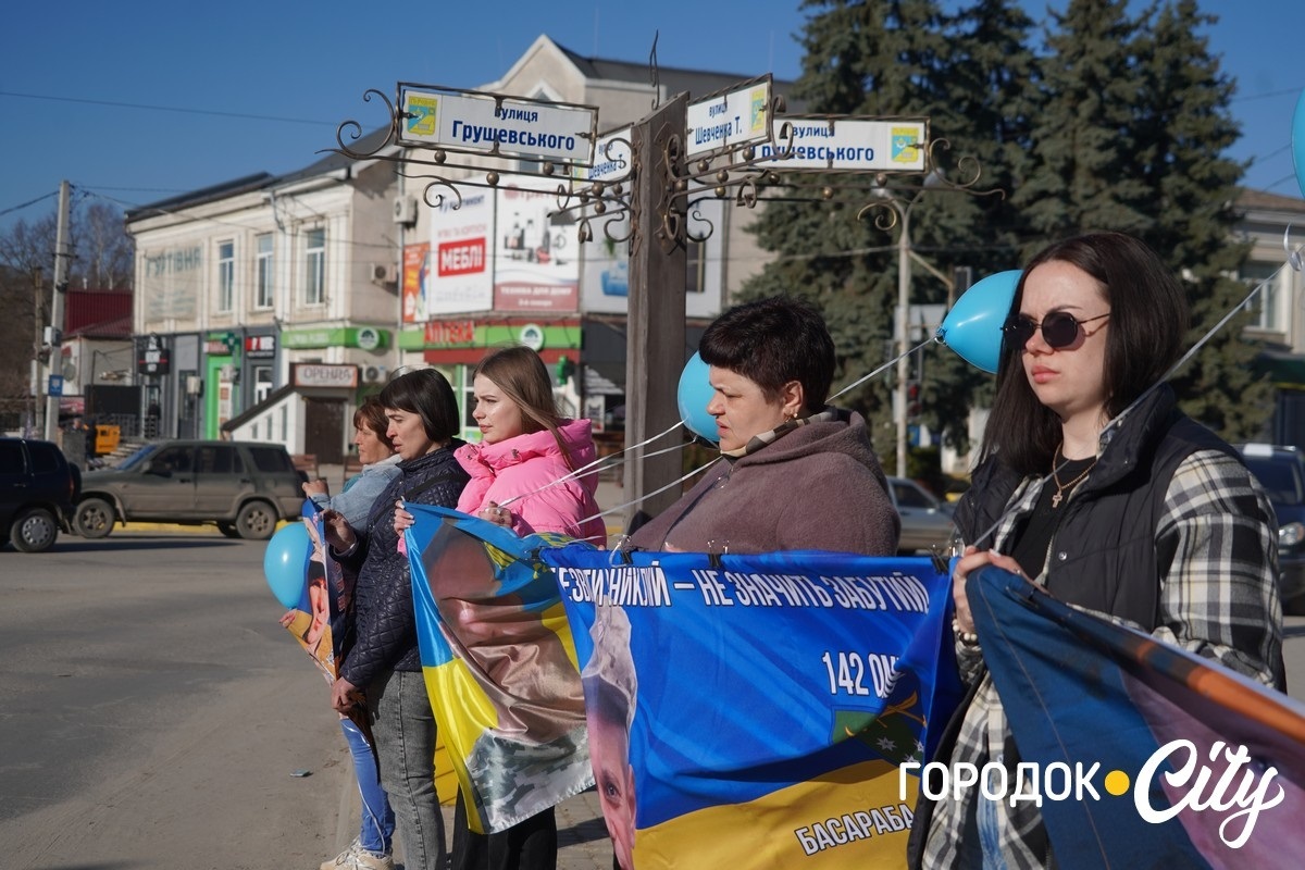 Між небом і землею. У Городку рідні зниклих безвісти воїнів запустили у небо сині й чорні кульки