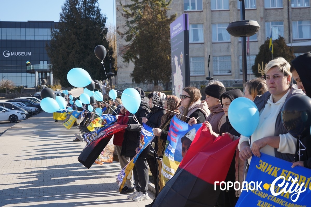 Між небом і землею. У Городку рідні зниклих безвісти воїнів запустили у небо сині й чорні кульки