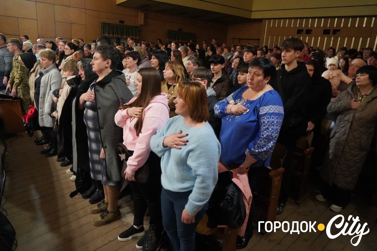 Із вдячністю за захист: у Сатанові 46 воїнам присвоїли звання почесних громадян громади (посмертно)