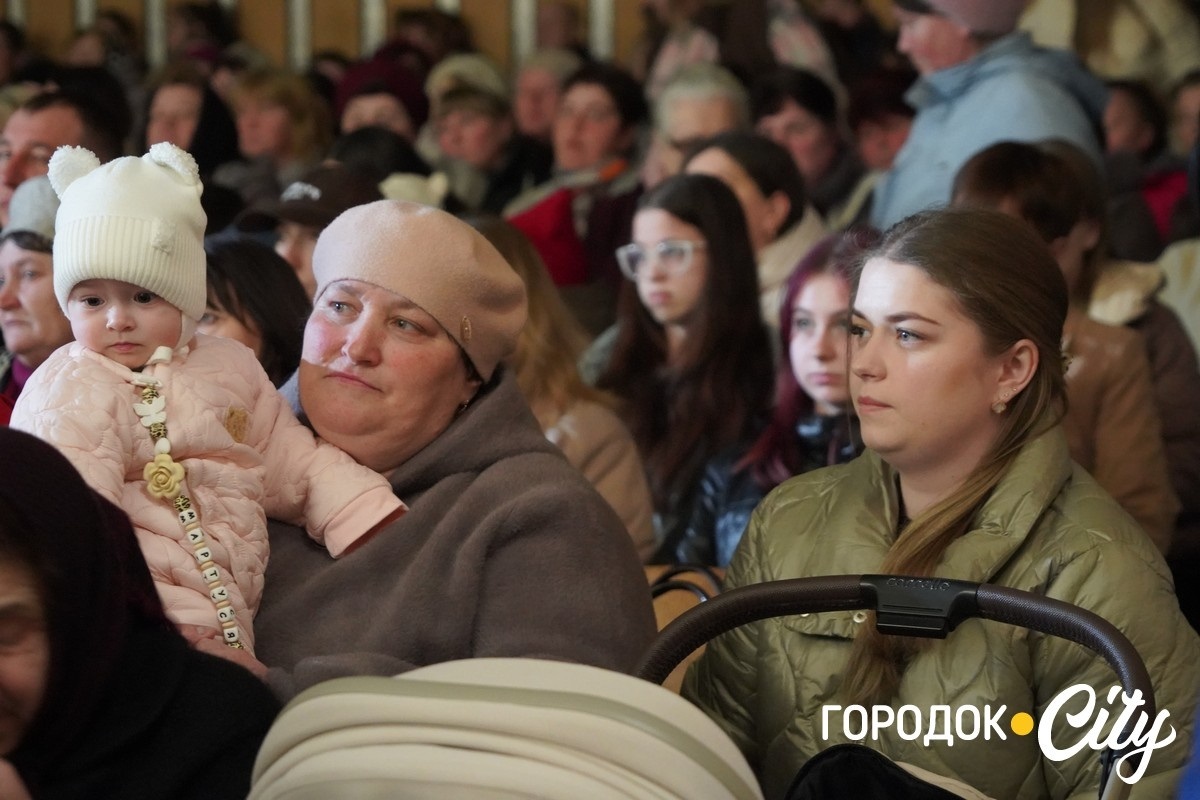 Із вдячністю за захист: у Сатанові 46 воїнам присвоїли звання почесних громадян громади (посмертно)