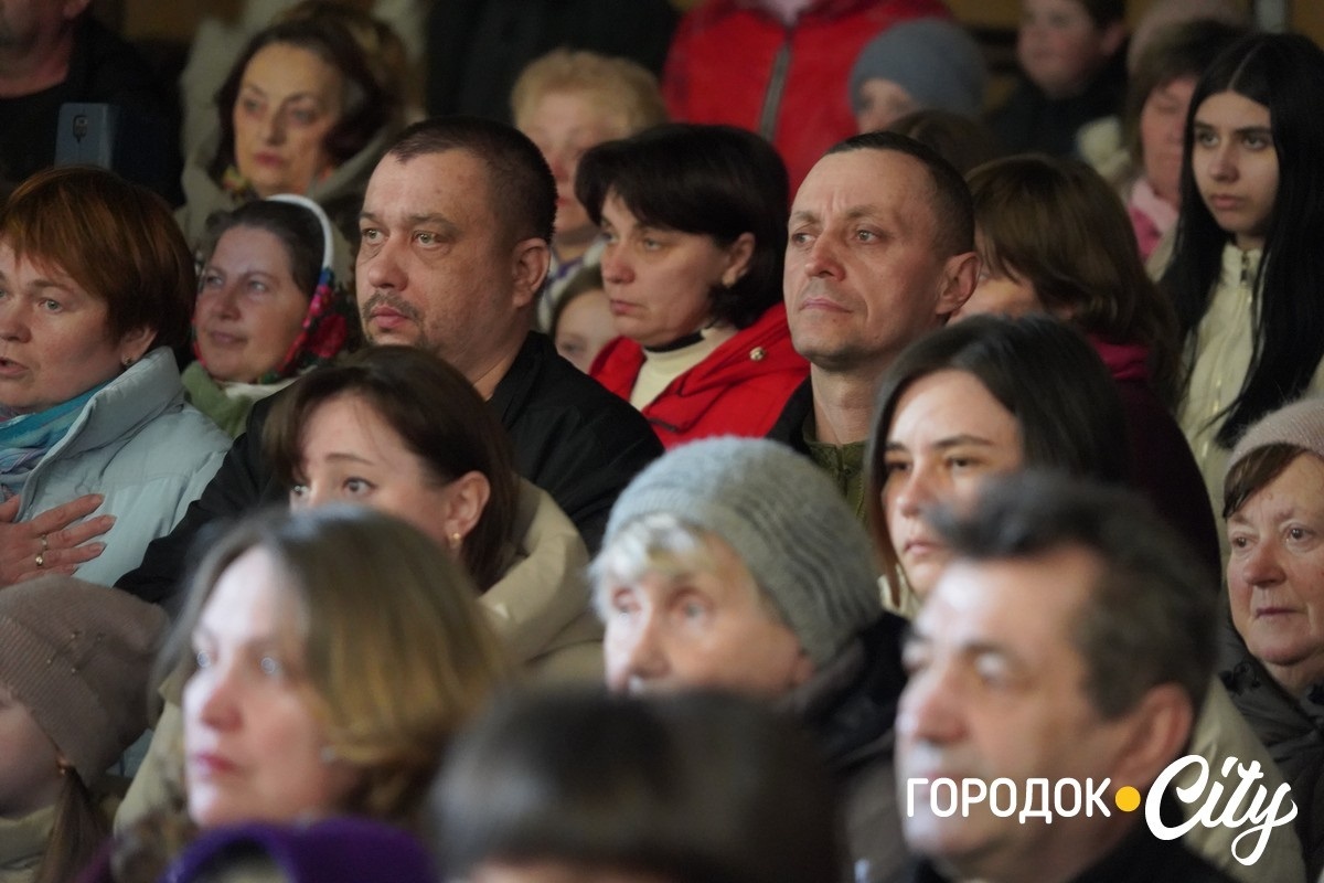 Із вдячністю за захист: у Сатанові 46 воїнам присвоїли звання почесних громадян громади (посмертно)