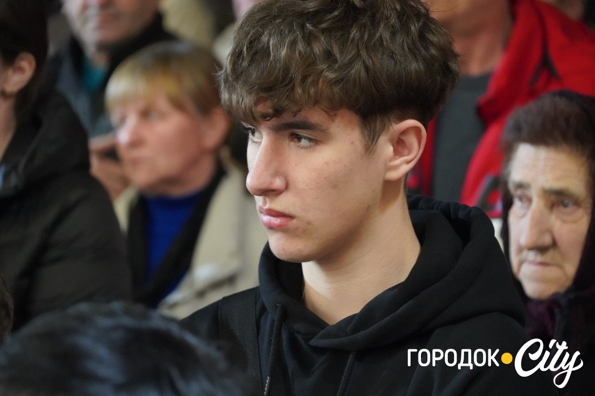 Із вдячністю за захист: у Сатанові 46 воїнам присвоїли звання почесних громадян громади (посмертно)