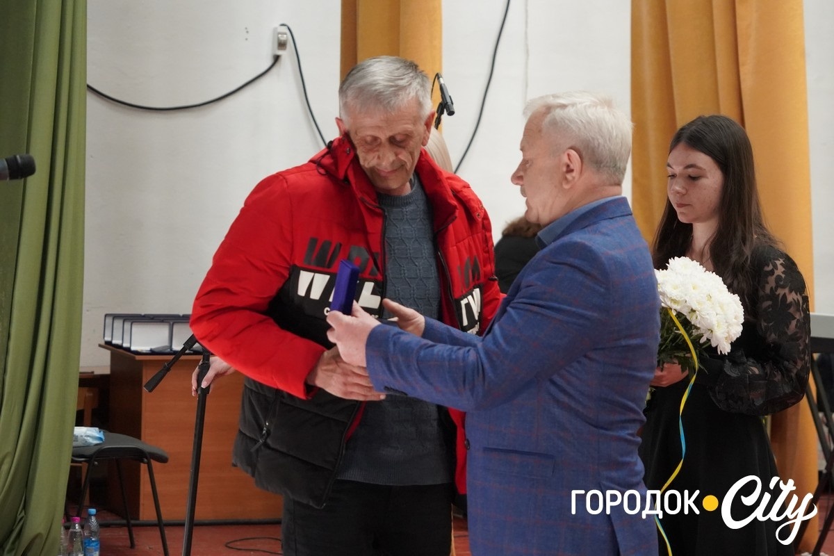 Із вдячністю за захист: у Сатанові 46 воїнам присвоїли звання почесних громадян громади (посмертно)