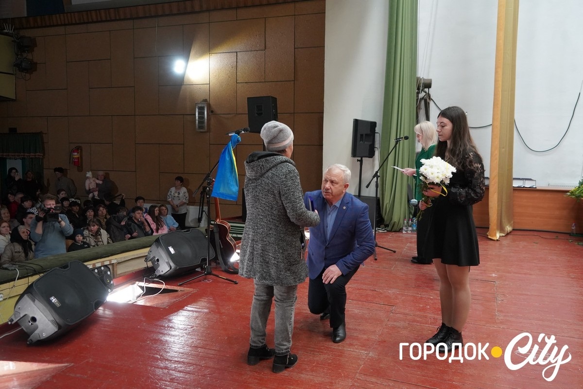 Із вдячністю за захист: у Сатанові 46 воїнам присвоїли звання почесних громадян громади (посмертно)