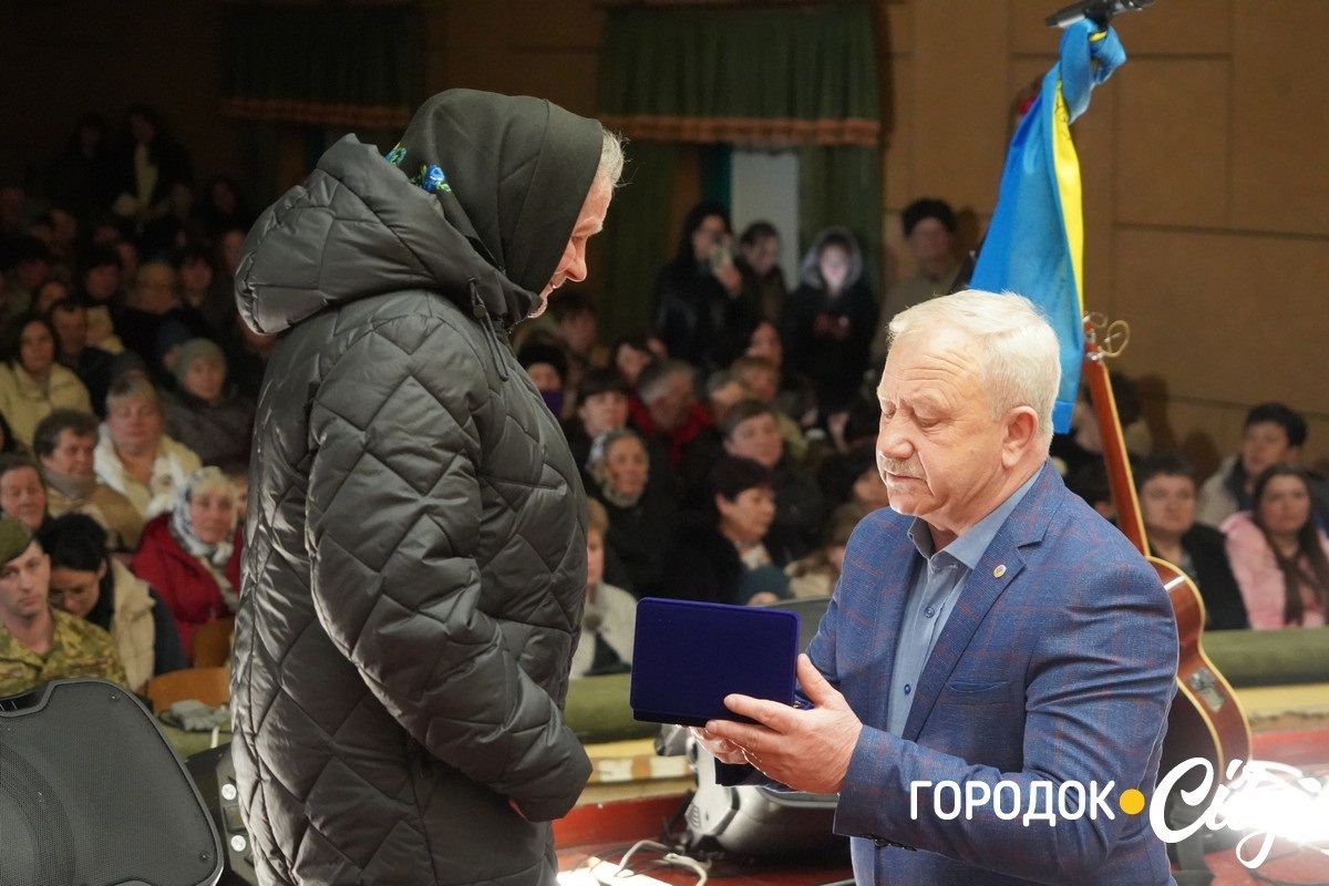 Із вдячністю за захист: у Сатанові 46 воїнам присвоїли звання почесних громадян громади (посмертно)