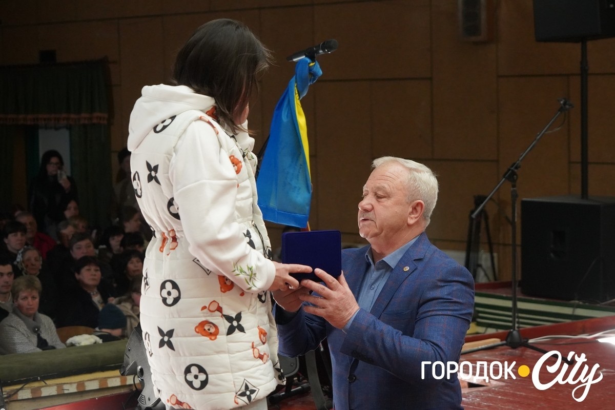 Із вдячністю за захист: у Сатанові 46 воїнам присвоїли звання почесних громадян громади (посмертно)