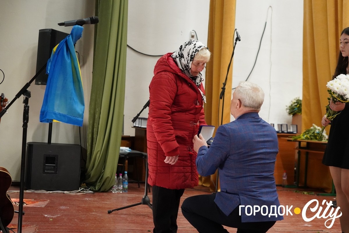 Із вдячністю за захист: у Сатанові 46 воїнам присвоїли звання почесних громадян громади (посмертно)