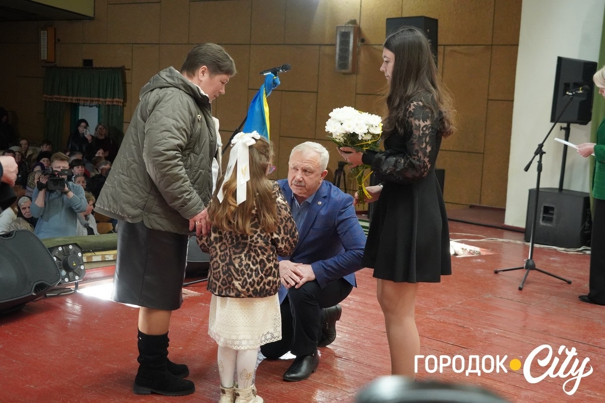 Із вдячністю за захист: у Сатанові 46 воїнам присвоїли звання почесних громадян громади (посмертно)