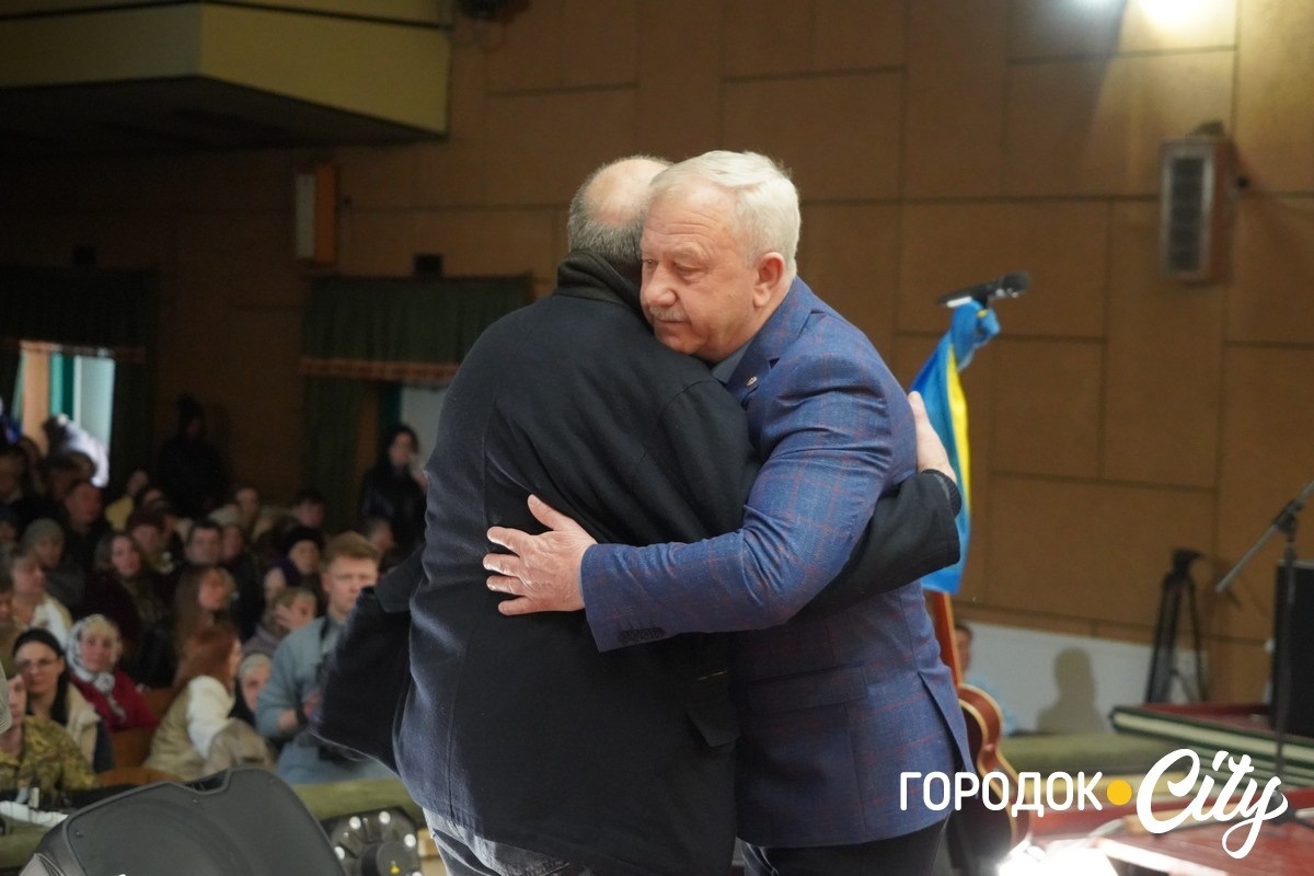 Із вдячністю за захист: у Сатанові 46 воїнам присвоїли звання почесних громадян громади (посмертно)