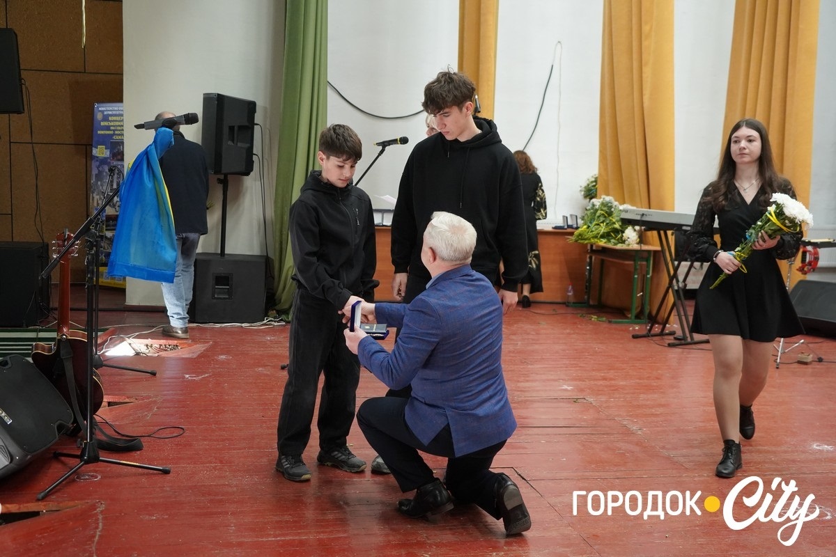 Із вдячністю за захист: у Сатанові 46 воїнам присвоїли звання почесних громадян громади (посмертно)