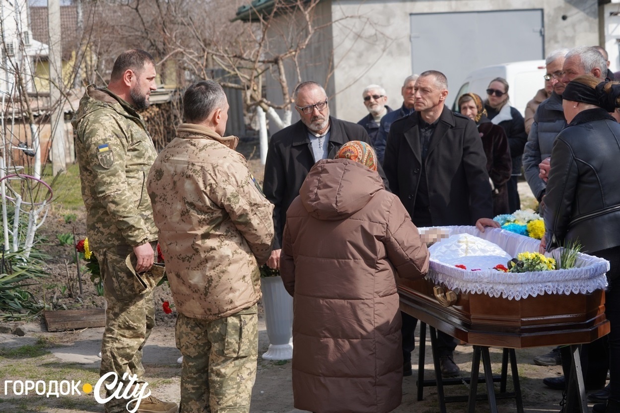 На похорон приїхав капелан 109 Донецької окремої бригади сил ТРО ЗСУ Олександр Сидоров 