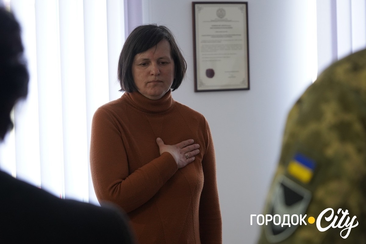 Про них пам’ятають. Рідним трьох захисників із Городоччини передали посмертні нагороди синів