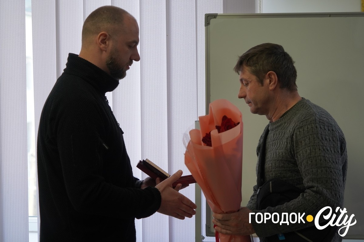 Про них пам’ятають. Рідним трьох захисників із Городоччини передали посмертні нагороди синів