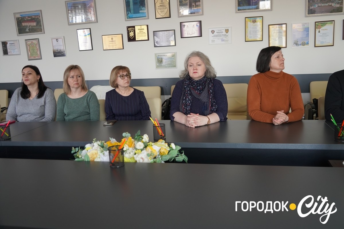 Про них пам’ятають. Рідним трьох захисників із Городоччини передали посмертні нагороди синів