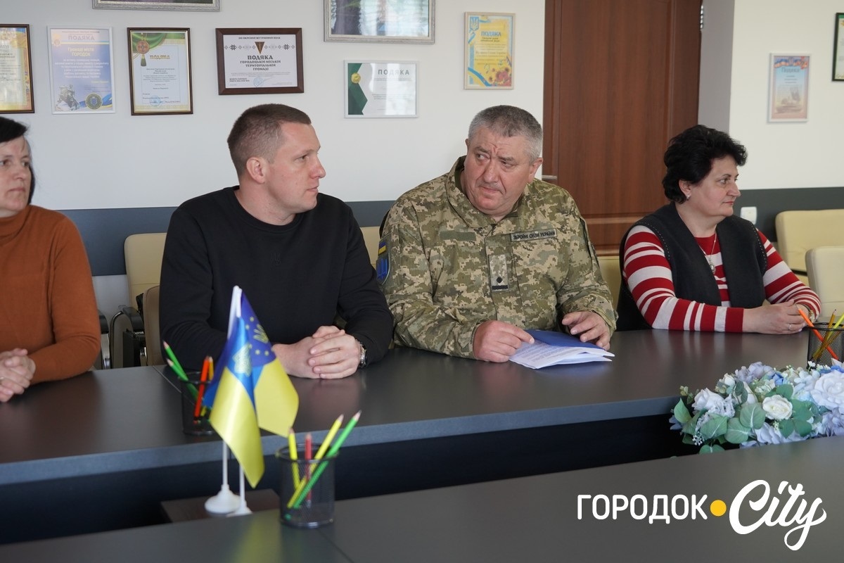 Про них пам’ятають. Рідним трьох захисників із Городоччини передали посмертні нагороди синів