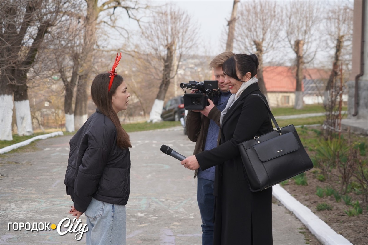 Руханка до Дня театру: учні Городоцького ліцею №1 зустріли ранок із танцями і масками