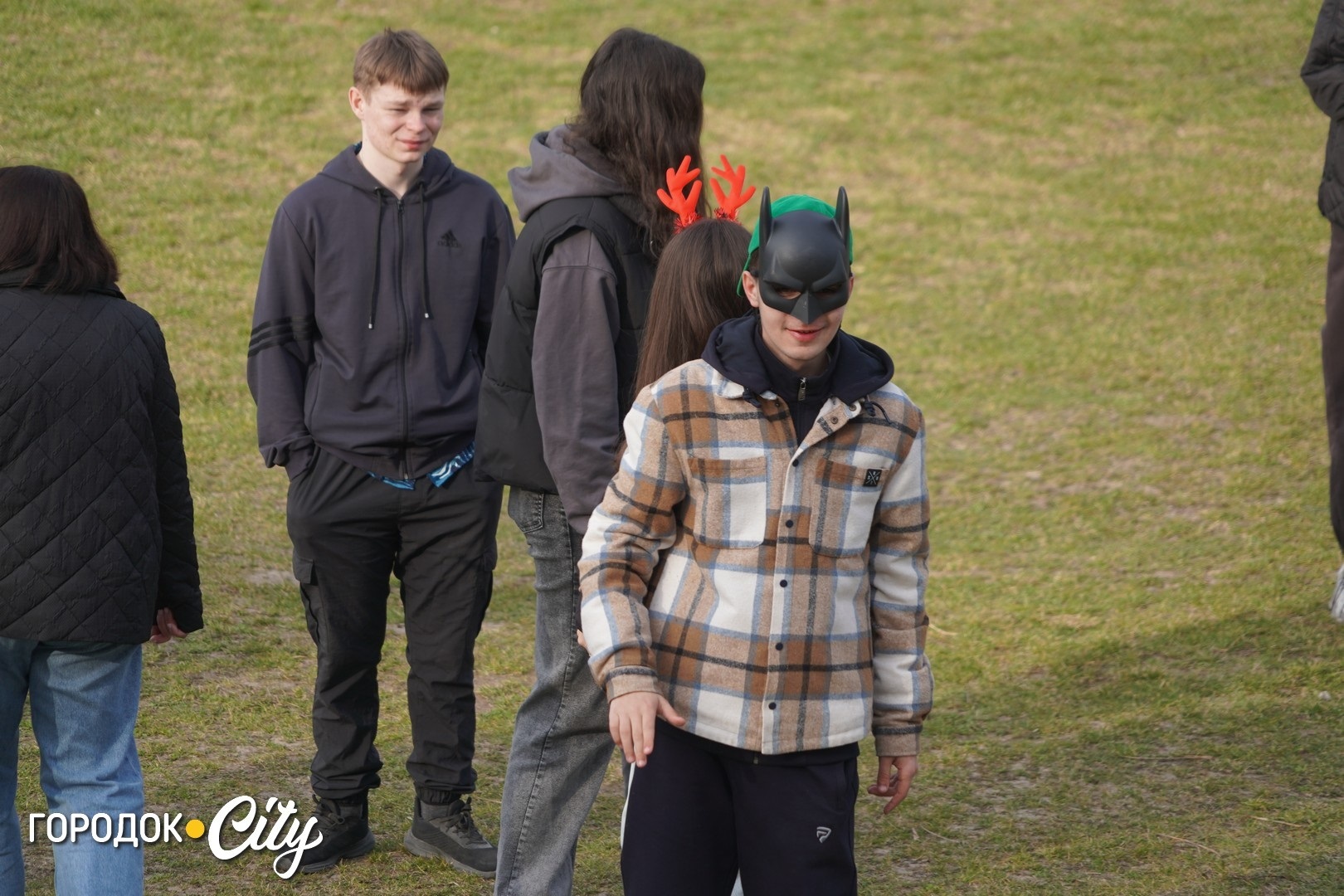 Руханка до Дня театру: учні Городоцького ліцею №1 зустріли ранок із танцями і масками