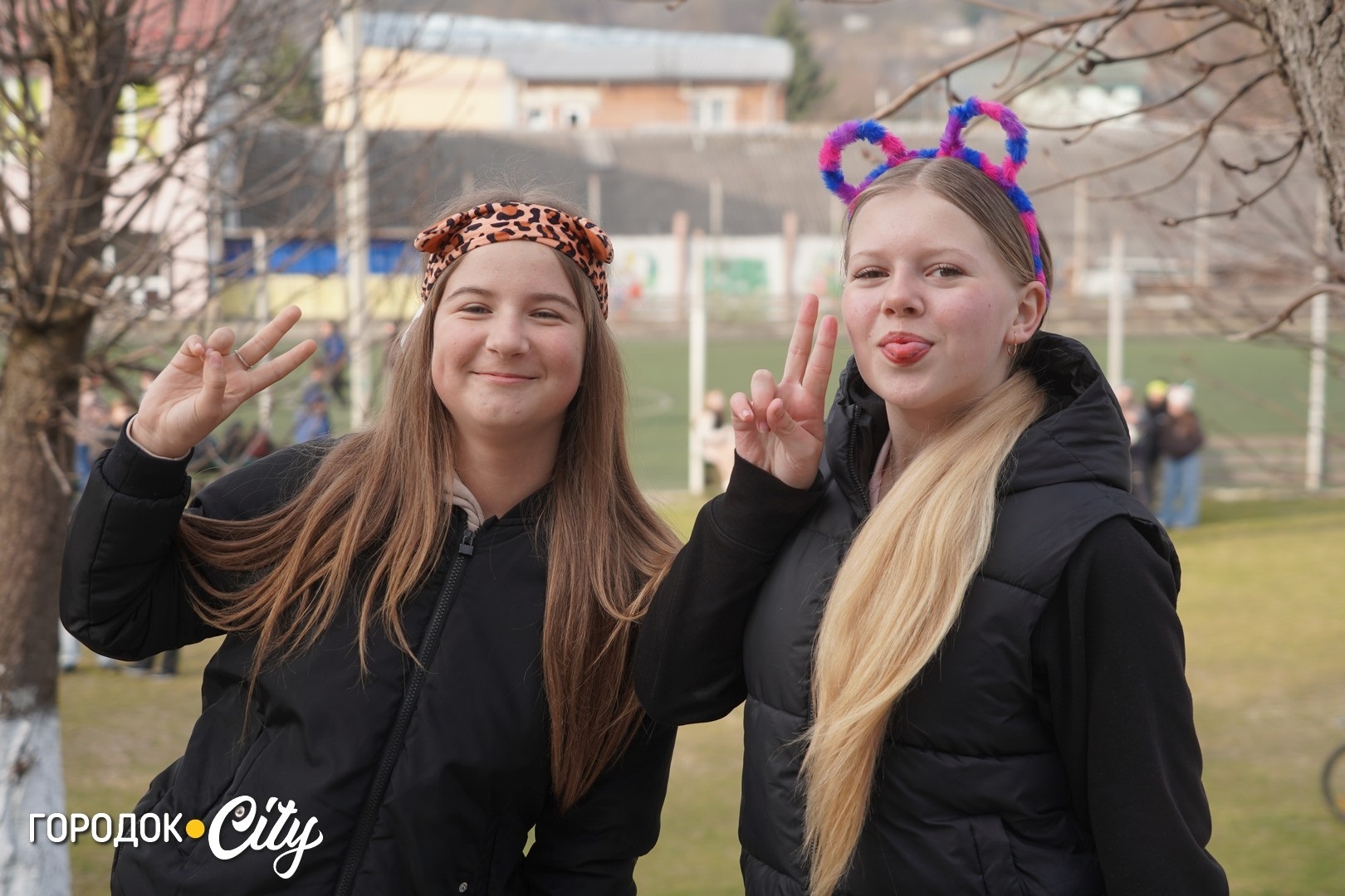 Руханка до Дня театру: учні Городоцького ліцею №1 зустріли ранок із танцями і масками