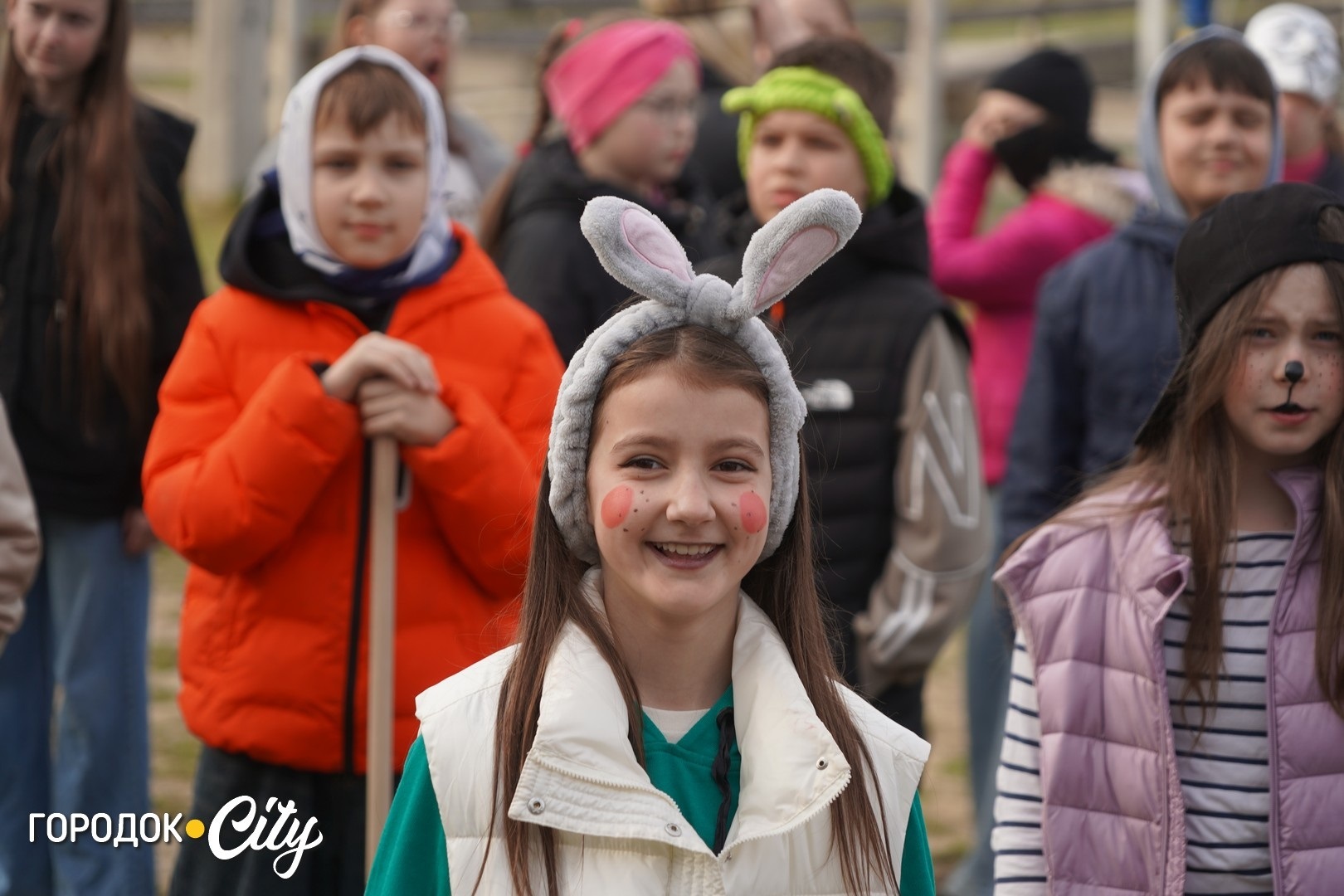 Руханка до Дня театру: учні Городоцького ліцею №1 зустріли ранок із танцями і масками