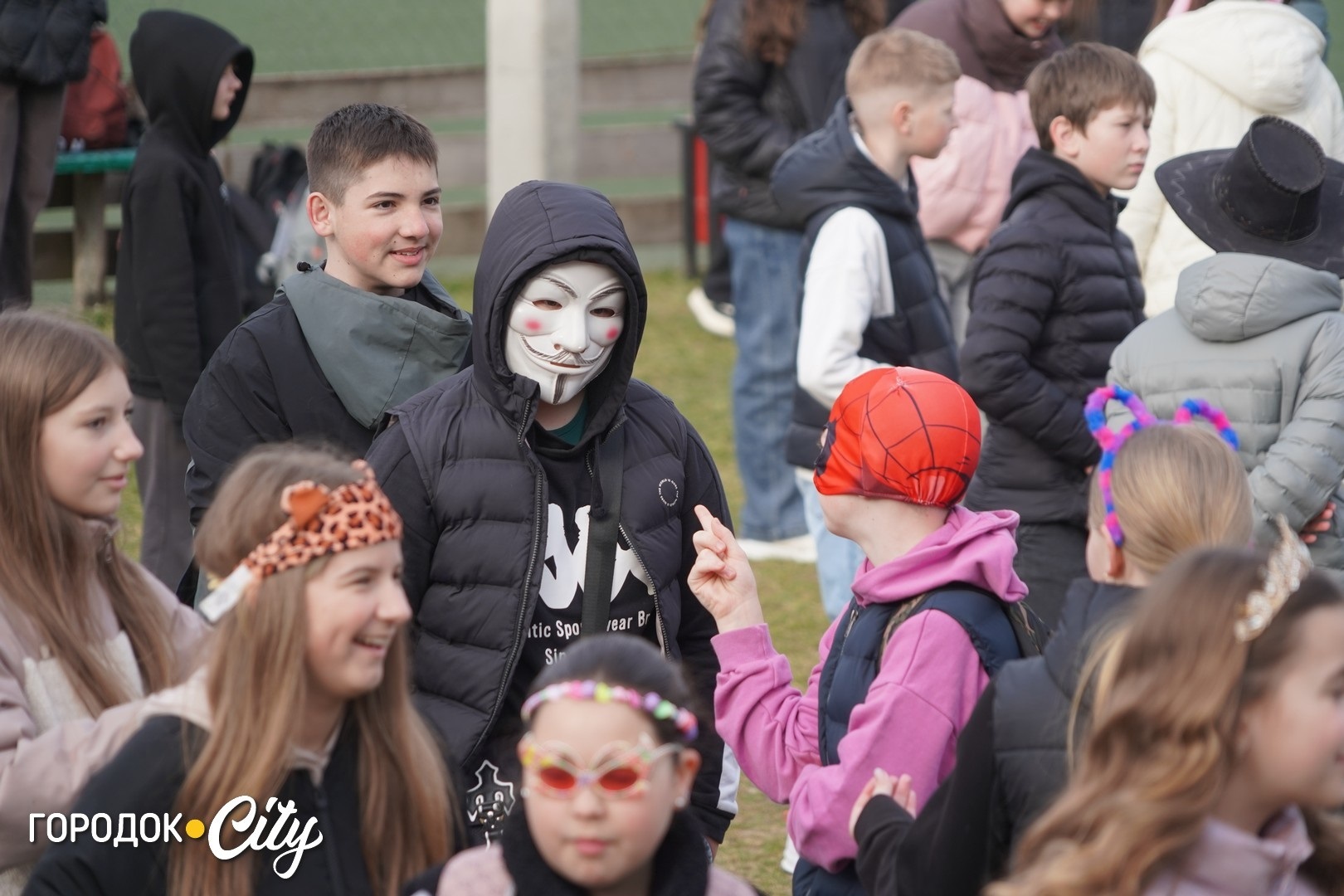 Руханка до Дня театру: учні Городоцького ліцею №1 зустріли ранок із танцями і масками