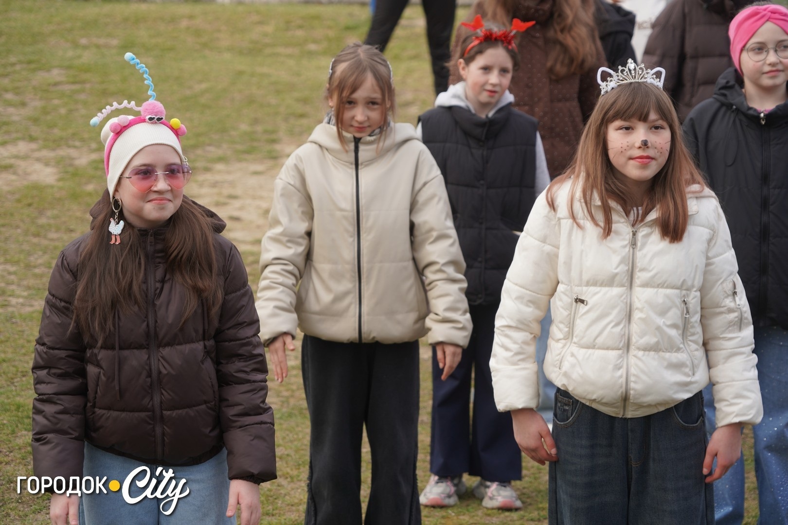 Руханка до Дня театру: учні Городоцького ліцею №1 зустріли ранок із танцями і масками