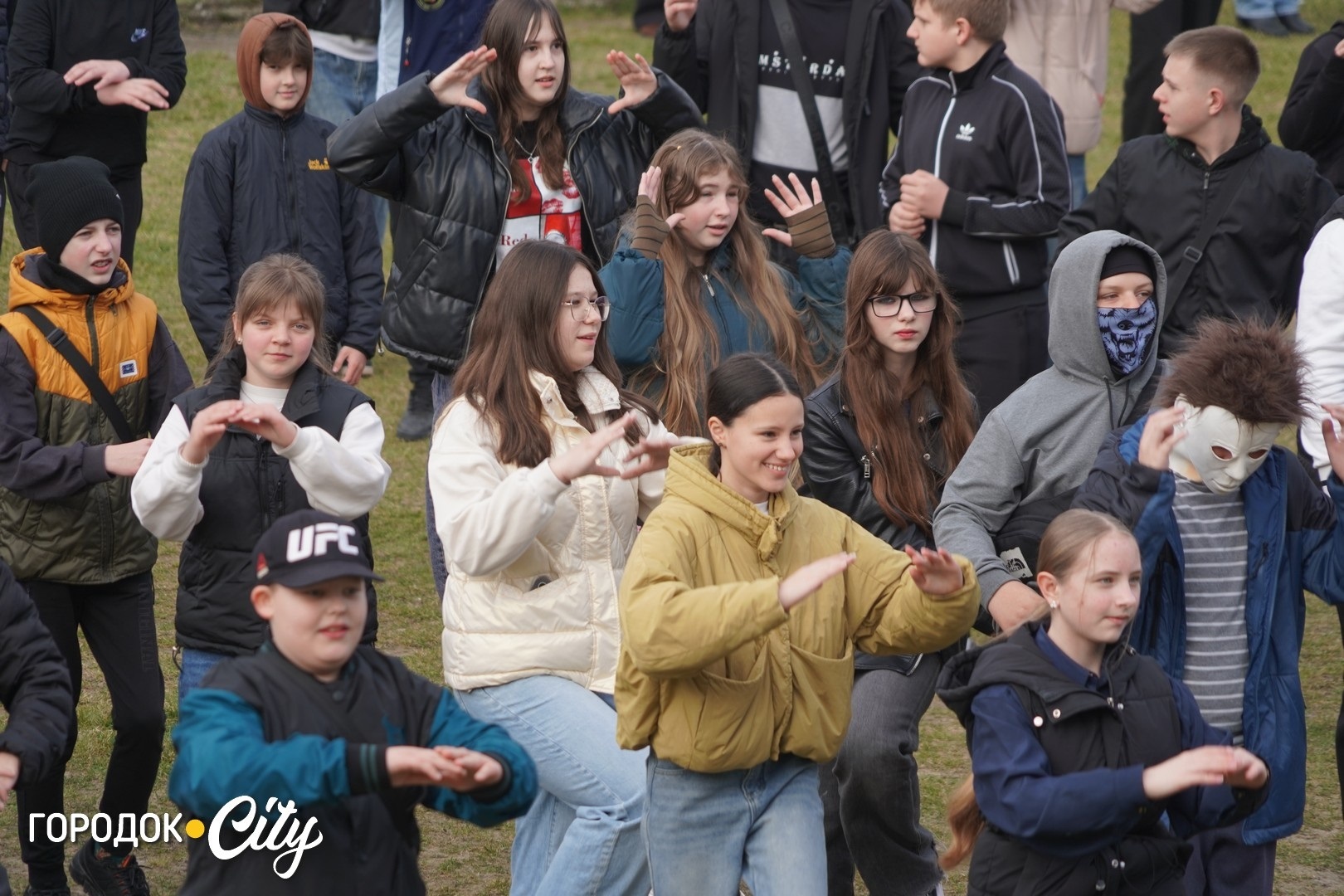 Руханка до Дня театру: учні Городоцького ліцею №1 зустріли ранок із танцями і масками