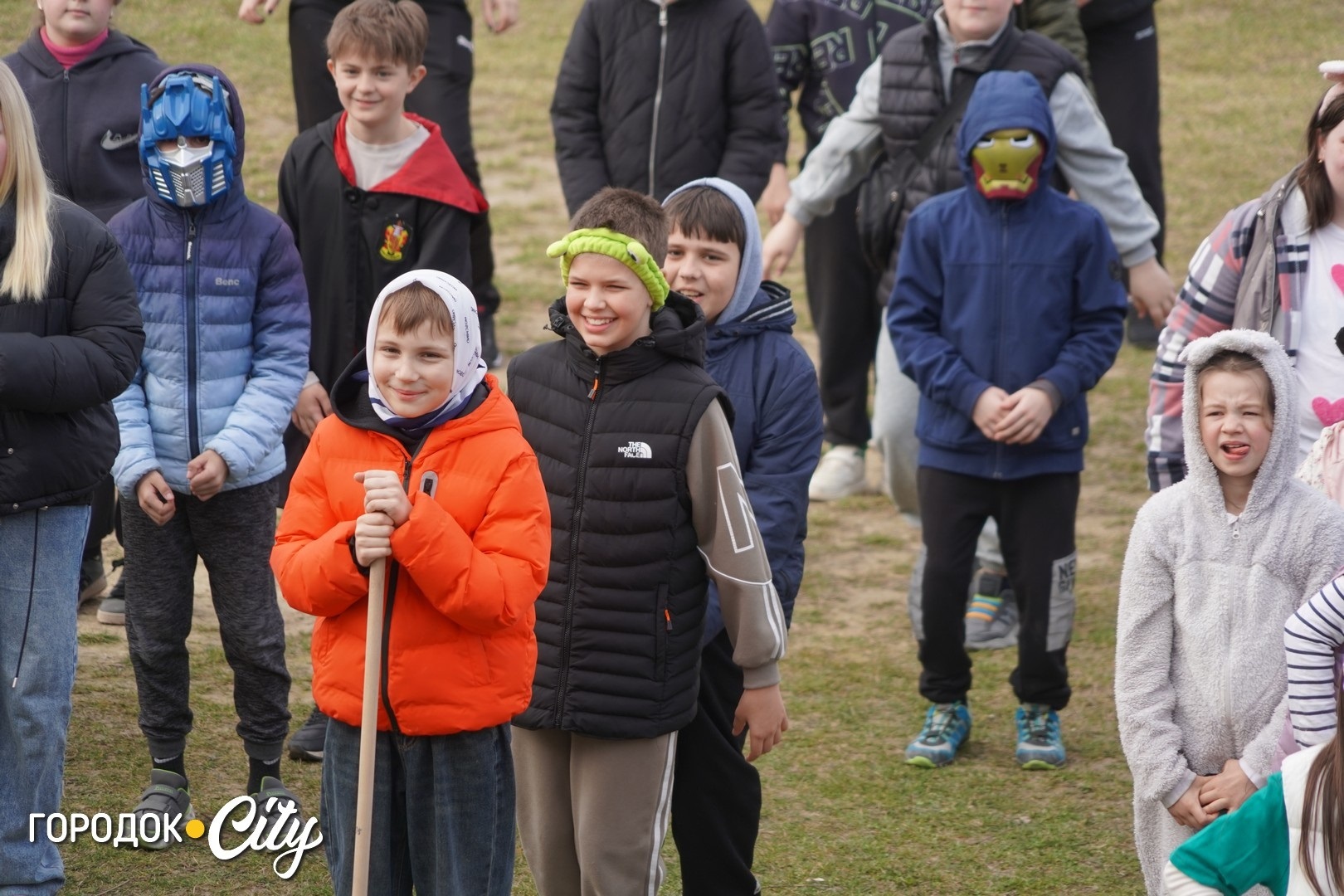 Руханка до Дня театру: учні Городоцького ліцею №1 зустріли ранок із танцями і масками