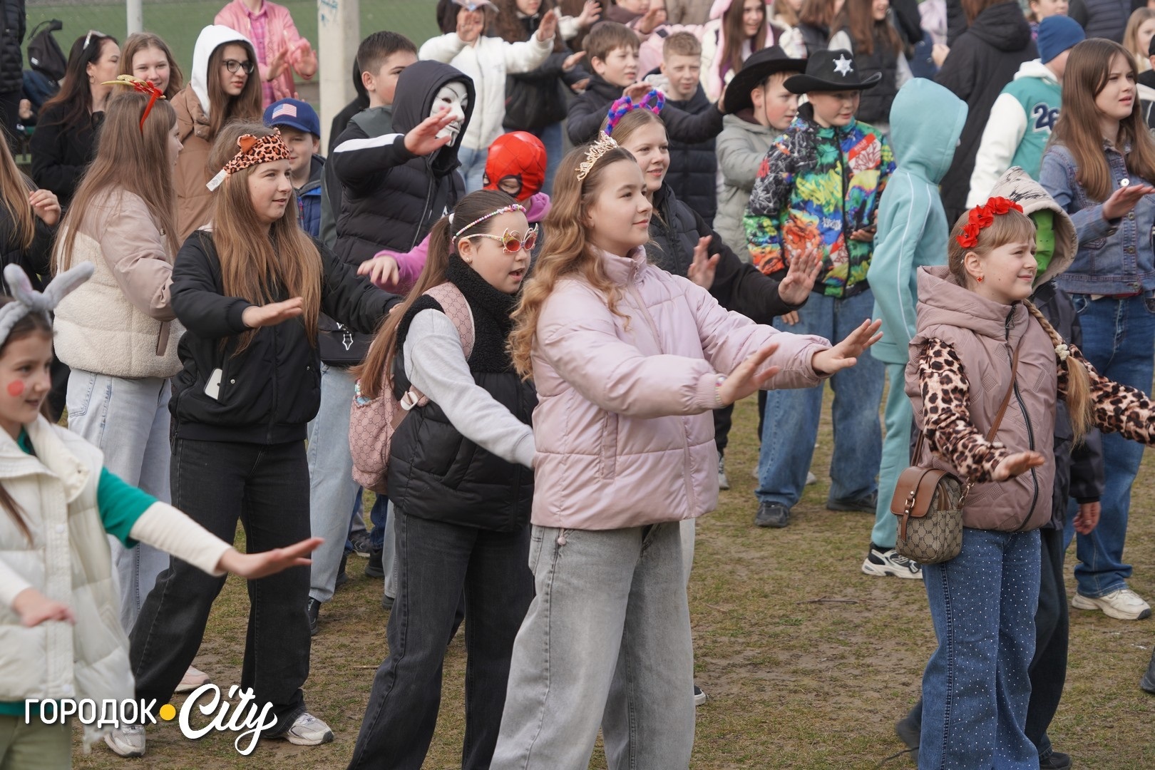 Руханка до Дня театру: учні Городоцького ліцею №1 зустріли ранок із танцями і масками