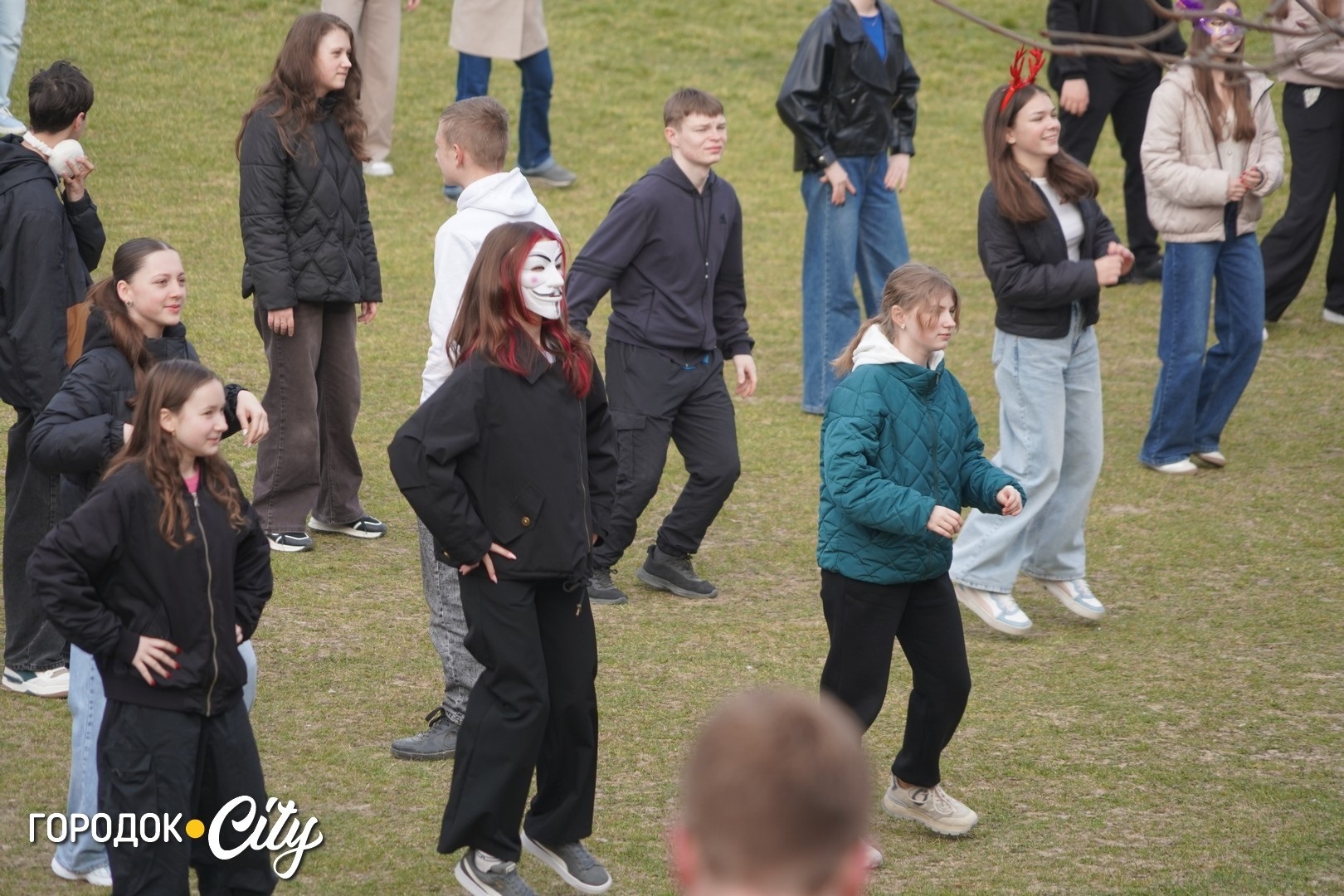 Руханка до Дня театру: учні Городоцького ліцею №1 зустріли ранок із танцями і масками