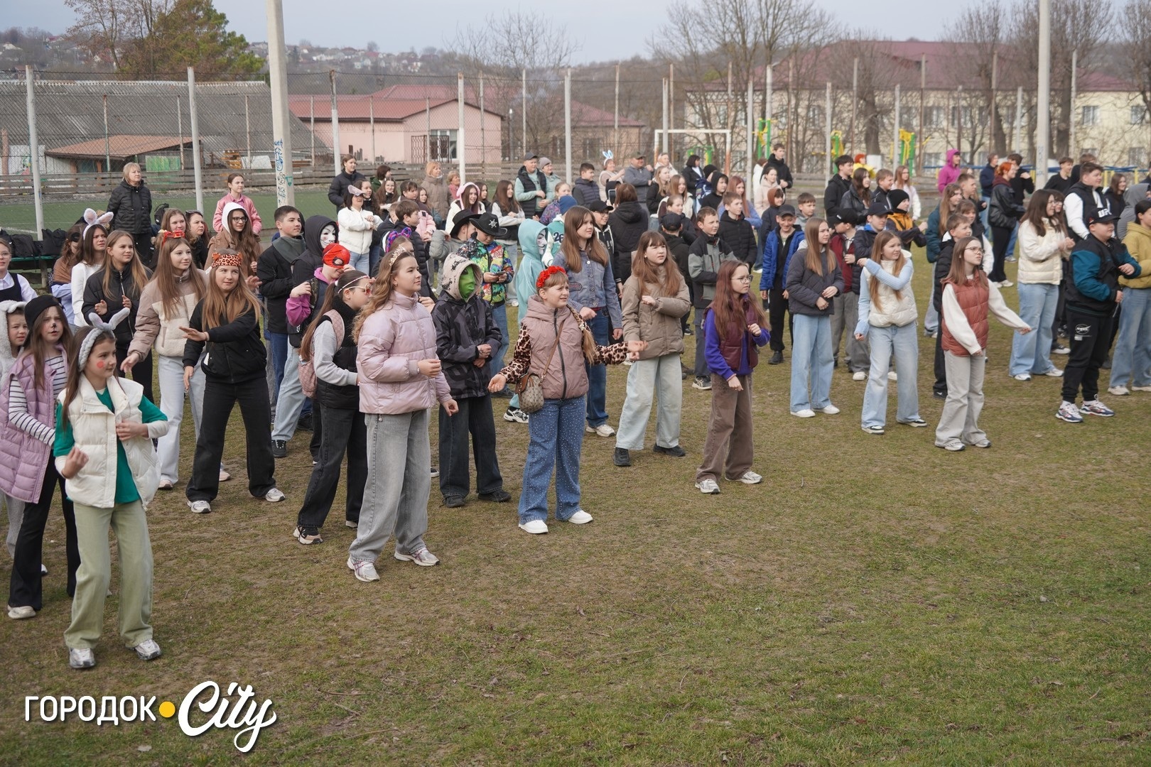 Руханка до Дня театру: учні Городоцького ліцею №1 зустріли ранок із танцями і масками