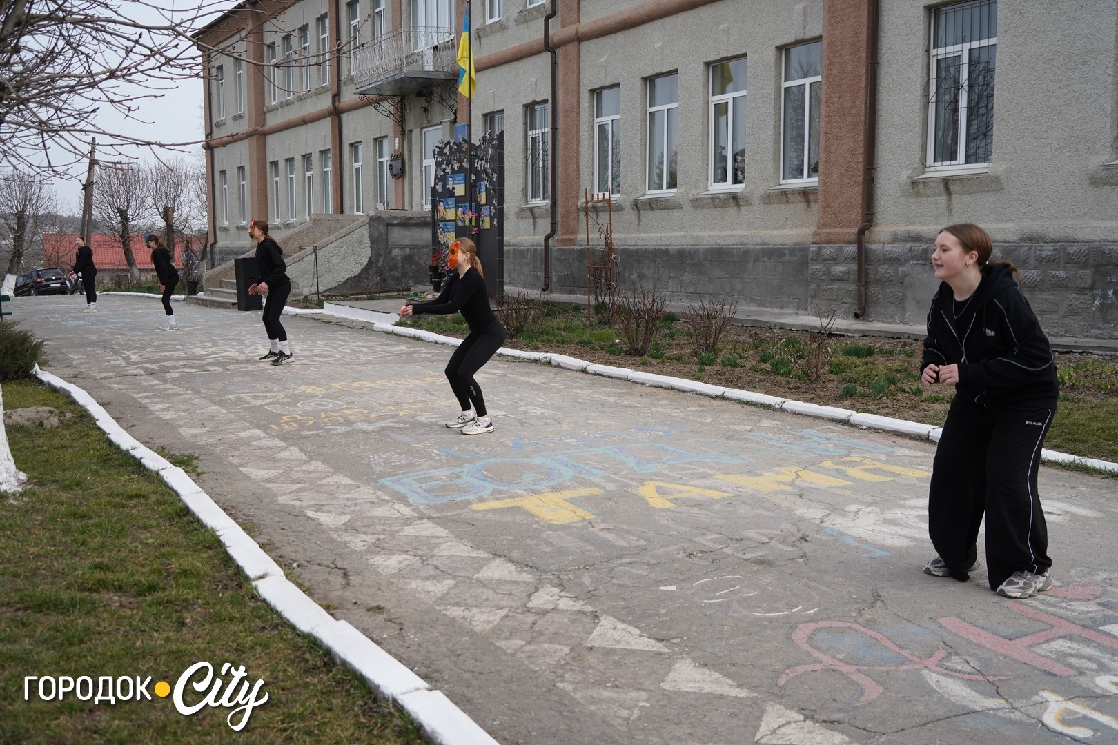 Руханка до Дня театру: учні Городоцького ліцею №1 зустріли ранок із танцями і масками