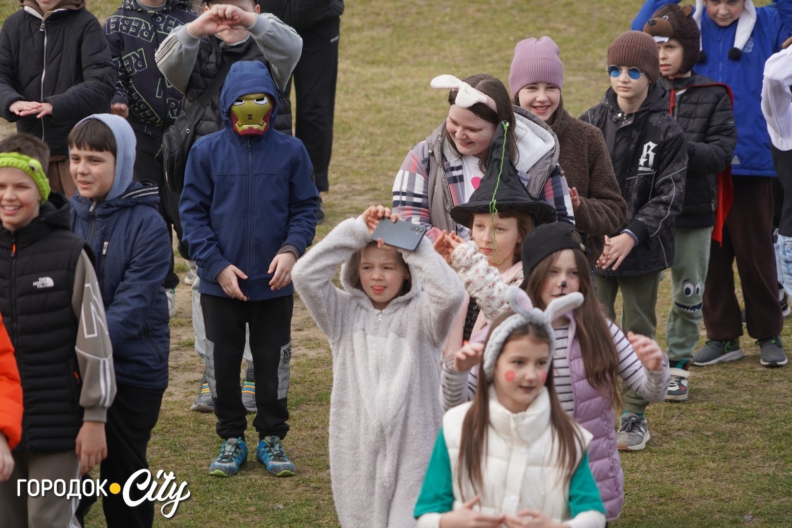 Руханка до Дня театру: учні Городоцького ліцею №1 зустріли ранок із танцями і масками
