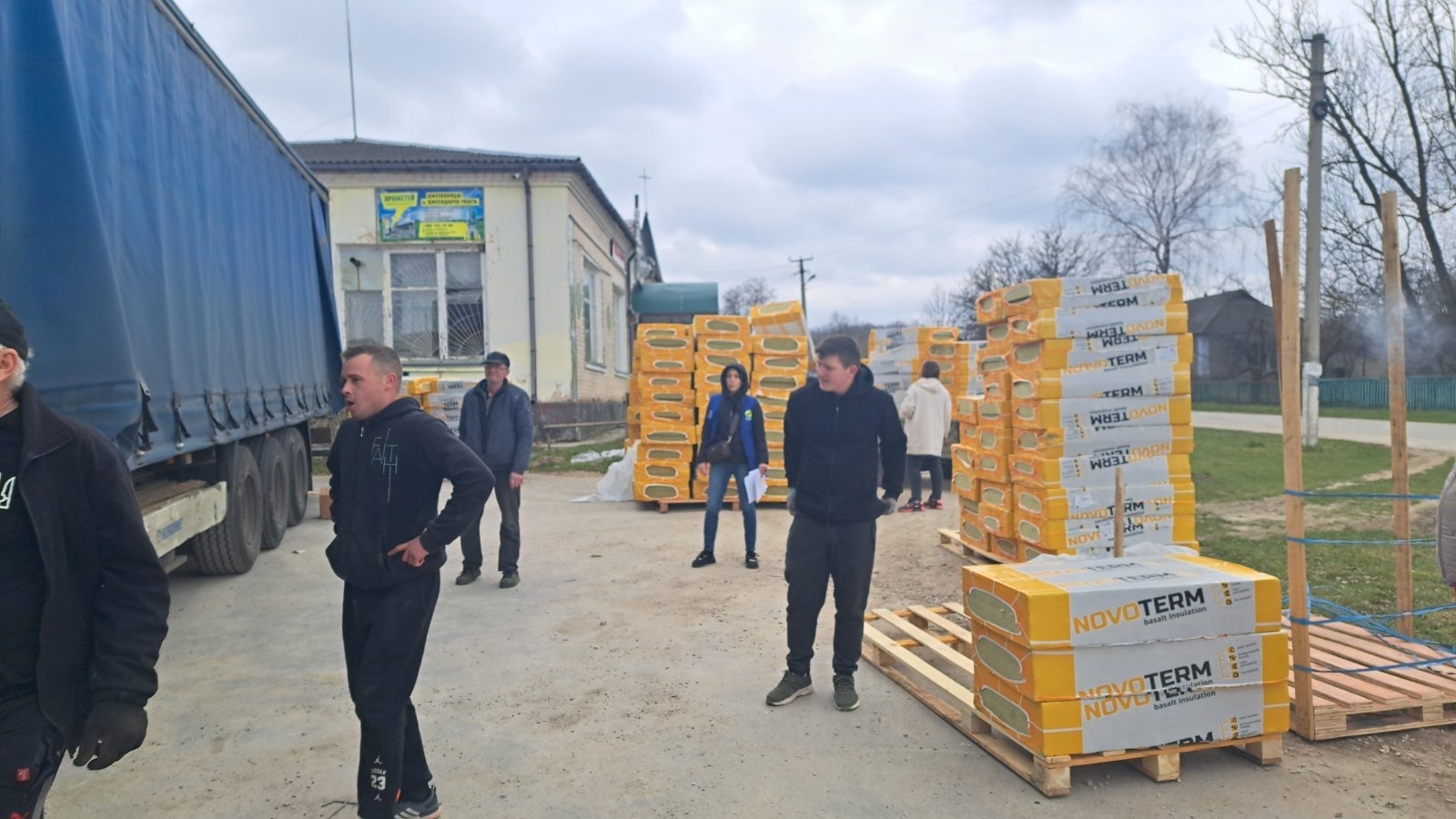 Міжнародна підтримка для Городоччини: 19 родин у Купині отримали будматеріали для утеплення будинків