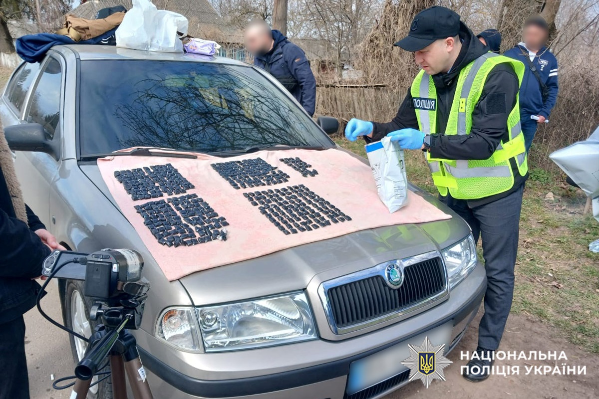 На Хмельниччині викрили групу наркоторговців: вилучили психотропів на 1,5 мільйона гривень