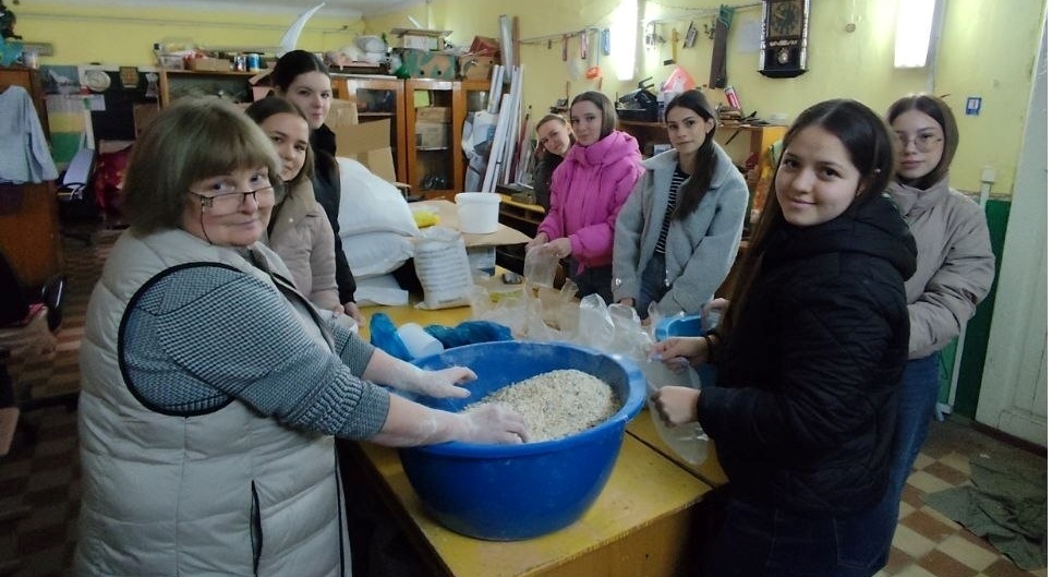 Понад 500 порцій домашньої їжі приготували для військових у Городоцькому ліцеї №1