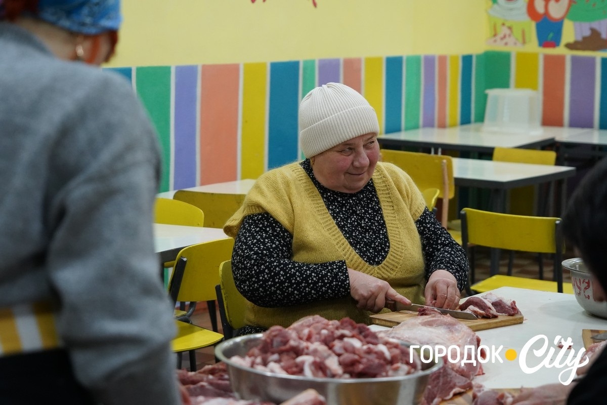 Понад 500 порцій домашньої їжі приготували для військових у Городоцькому ліцеї №1