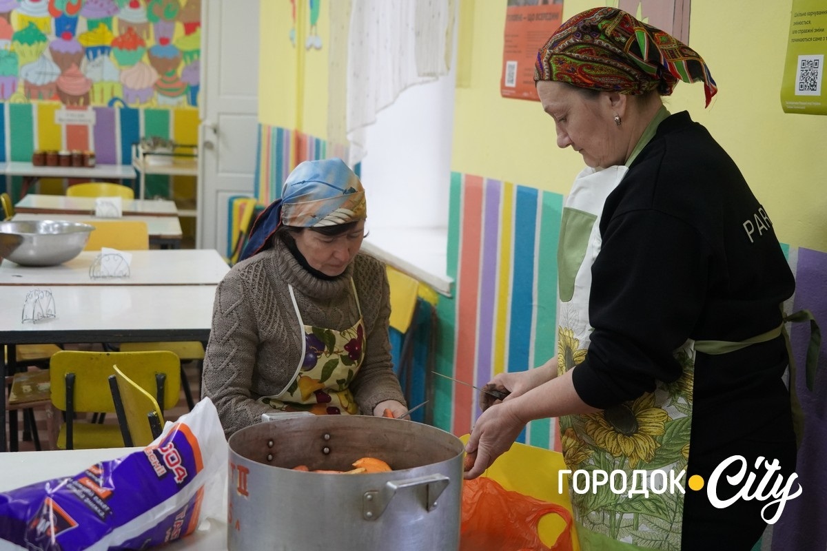 Понад 500 порцій домашньої їжі приготували для військових у Городоцькому ліцеї №1