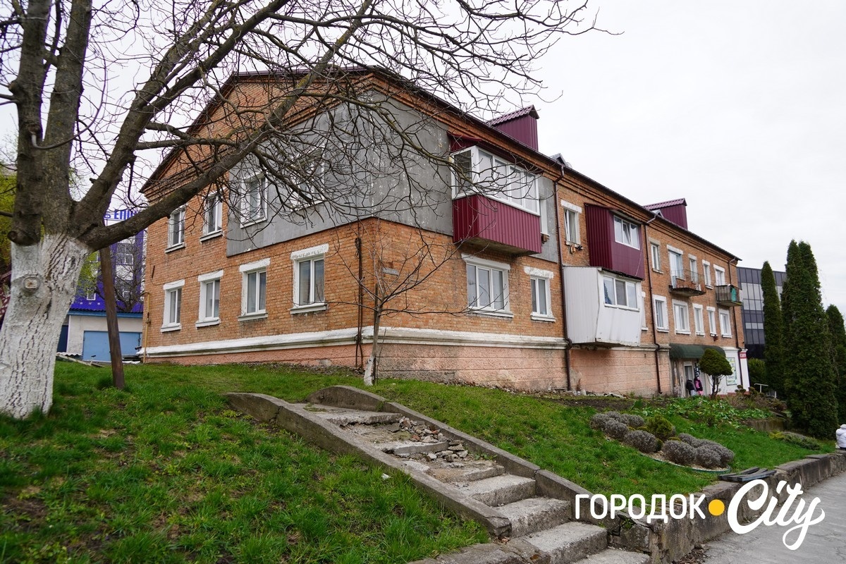 У Городку в дворі багатоповерхівок по вулиці Шевченка планують демонтувати аварійні сараї