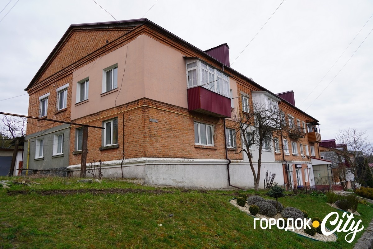 У Городку в дворі багатоповерхівок по вулиці Шевченка планують демонтувати аварійні сараї