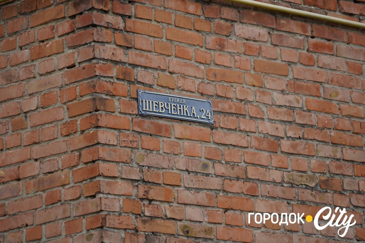 У Городку в дворі багатоповерхівок по вулиці Шевченка планують демонтувати аварійні сараї