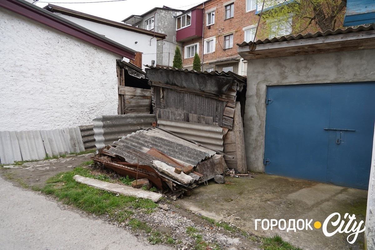 У Городку в дворі багатоповерхівок по вулиці Шевченка планують демонтувати аварійні сараї