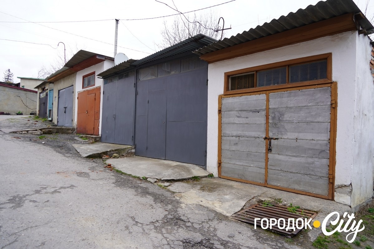 У Городку в дворі багатоповерхівок по вулиці Шевченка планують демонтувати аварійні сараї