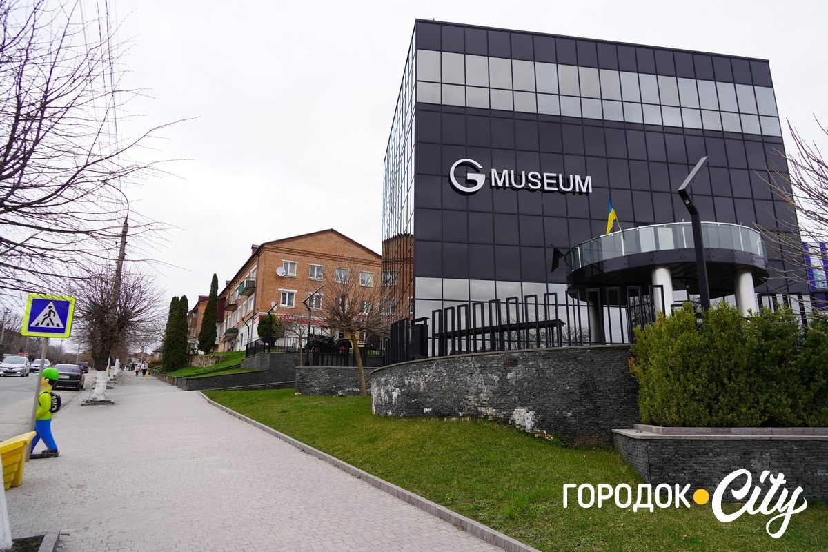 У Городку в дворі багатоповерхівок по вулиці Шевченка планують демонтувати аварійні сараї